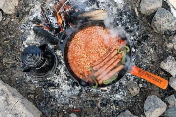 Tigaie de fonta pe jar cu protectie pe maner si percolator negru pe grilaj