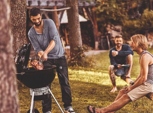 tineri in padure prajesc carne pe gratar weber carbuni